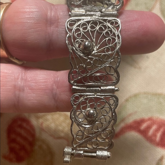 Vintage Egyptian Revival Silver Tone Filagree 1 Center Scarab Side Lock Bracelet - Picture 4 of 12